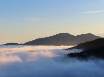 13.12.2020 - mesto v hmle, v pozadí Sitno