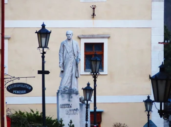 Socha Andreja Kmeťa a lucerny - marec 2021