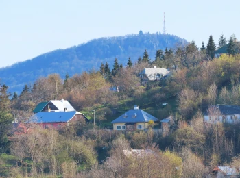 Banícke domčeky v miestnej časti Resla s pozadím - Sitno - máj 2021