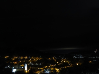 Nočná Štiavnica. Svetelný oblak v pozadí je svetelný smog zo Zvolena