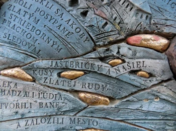 Detail reliéfu na mestskom múre oproti radnici