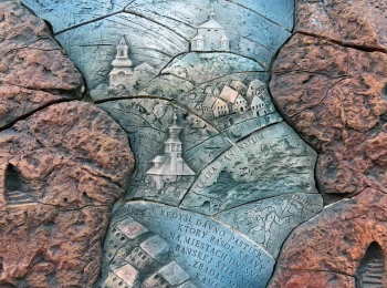 Detail reliéfu na mestskom múre oproti radnici