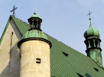 15.9.2021 - mestské holuby na streche kostola